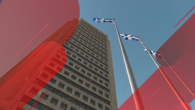 Des drapeaux du Québec flottent devant le Complexe G.