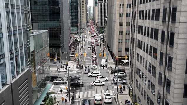 Images aériennes de la circulation le long de la rue Adelaide pendantl'heure de pointe du soir.