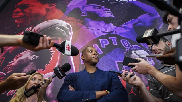 Le président des Raptors de Toronto, Masai Ujiri, s'adresse aux médias lors d'une conférence de presse à Toronto, le lundi 8 juillet 2024
