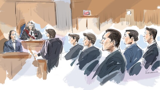 Un croquis de la salle d'audience remplie où on voit les accusés, la juge et un témoin