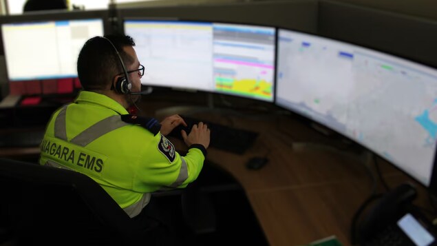 Un répartiteur dans un centre d'appels du 911.