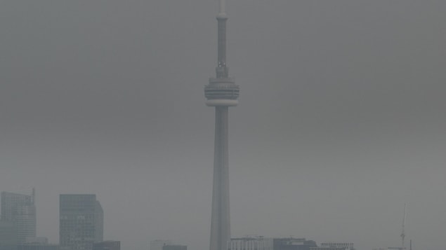 Le centre-ville de Toronto dans une légère brume.