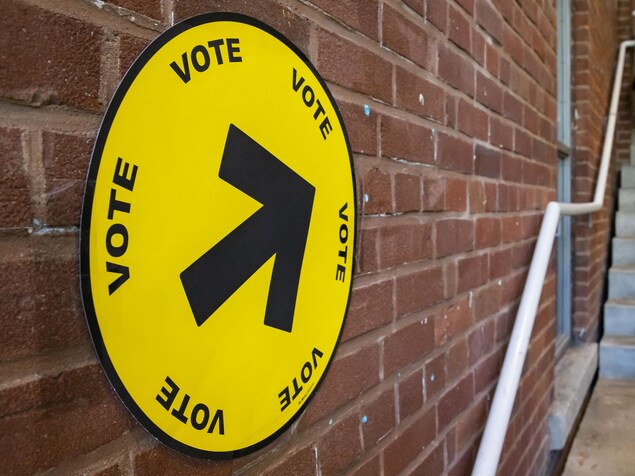 Une file d'attente dans des escaliers pour aller voter.