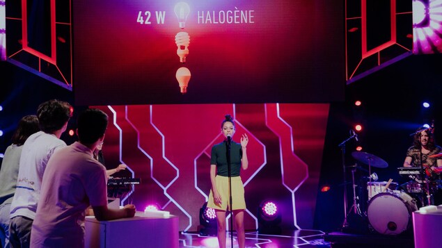 La Bronze chante Briller, sur la scène de 100 génies.