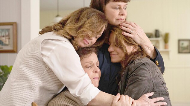 Quatre femmes qui se prennent dans leur bras.