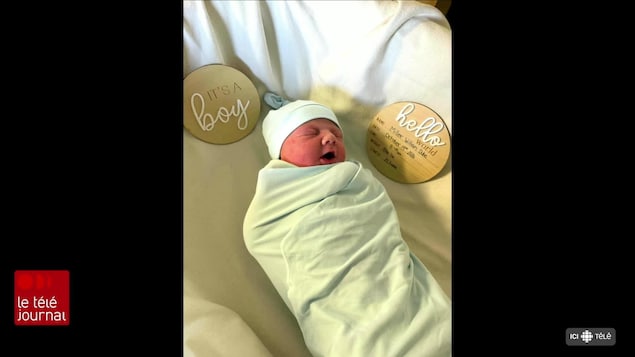 Un bébé.