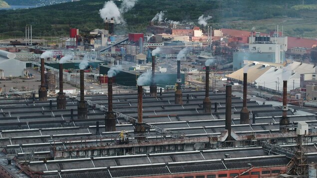 Les cheminées de l'usine Arvida qui polluent l'environnement avoisinant.