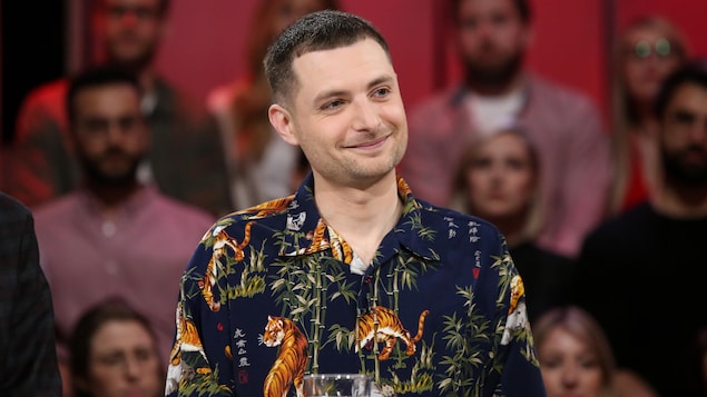 Bernard porte une chemise avec motifs de plantes et de tigres.