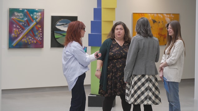 Quatre femmes dans l'exposition de Claude Roussel.