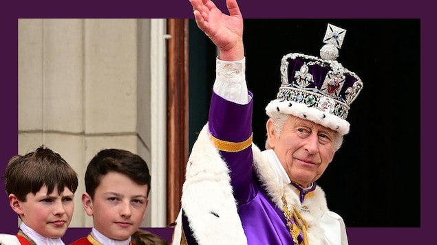 Le roi Charles III couronné lève la main pour saluer la foule à la sortie de l'abbaye.