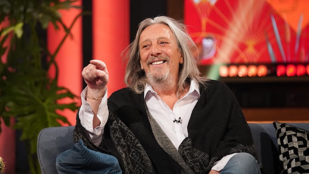 Portrait de Serge Fiori qui pointe Jean-Philippe Wauthier.