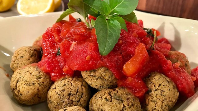 Les boulettes sont recouvertes de sauce tomate Les boulettes sont recouvertes de sauce tomate