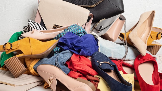 Pile de v&ecirc;tements et souliers de toutes les couleurs.