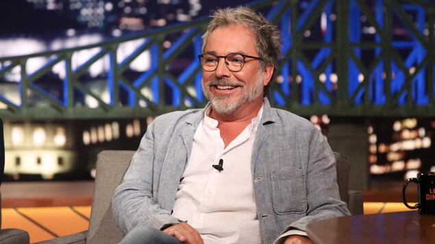 Il porte une chemise blanche et un veston gris pâle Il porte une chemise blanche et un veston gris pâle