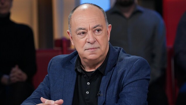 L'homme est en studio et répond aux questions de Guy A. Lepage.