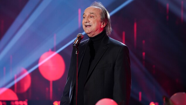 Un homme qui chante.