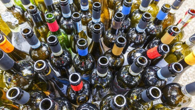 Des dizaines de bouteilles de vin vides consignées.