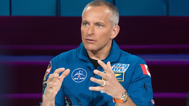 David Saint-Jacques est à la table des invités.