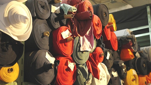Des rouleaux de tissu.