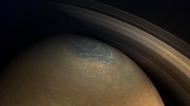 La planète Saturne avec ses anneaux.