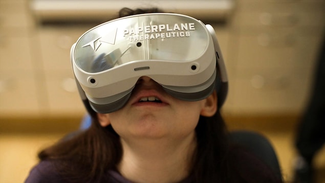 Une jeune fille porte un casque de réalité virtuelle de l'entreprise Paperplane Therapeutics lors d'un rendez-vous chez le dentiste.