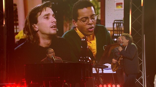 Gregory Charles est au piano et Francis Reddy au micro lors d'une prestation pour Louise Deschâtelets. 