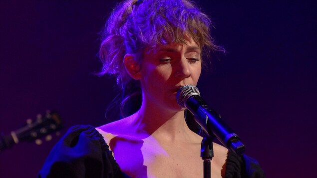 Léane Labrèche-Dor chante sur le plateau d'En direct de l'univers.