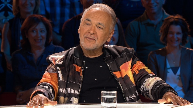 Le chanteur sur le plateau des Enfants de la télé
