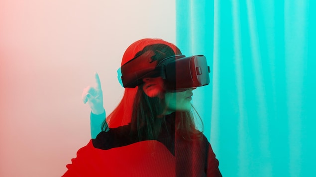 Une femme utilise un casque de réalité virtuelle