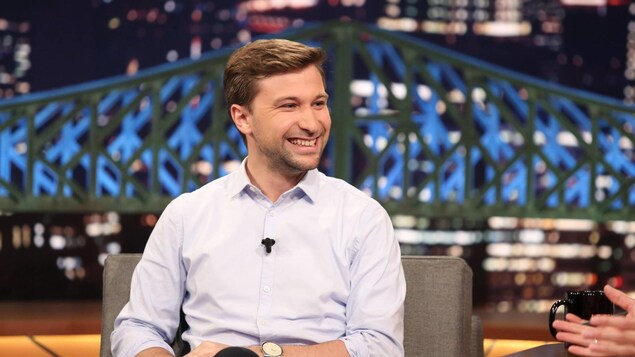 Gabriel Nadeau-Dubois porte une chemise pâle et sourit Gabriel Nadeau-Dubois porte une chemise pâle et sourit