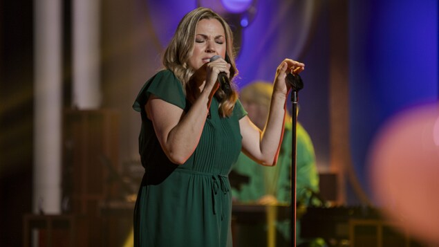 Gabrielle Destroismaisons chante à l'émission Bonsoir bonsoir.