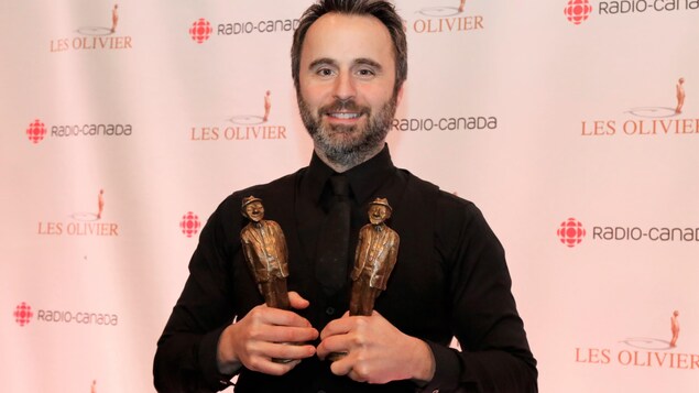Louis-José Houde pose avec ces deux trophées.