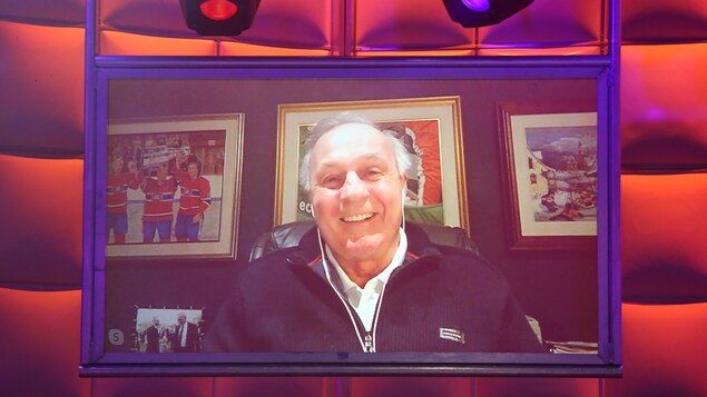 Guy Lafleur sourit. Il participe à l'émission par visioconférence.