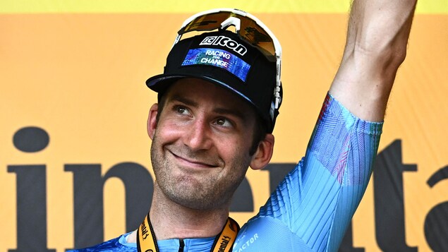 Hugo Houle sur le podium au Tour de France