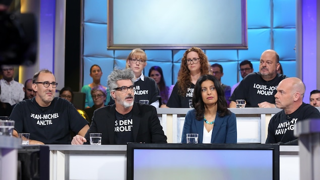 Chaque humoriste porte un t-shirt noir avec le nom d'un autre humoriste. Chaque humoriste porte un t-shirt noir avec le nom d'un autre humoriste.