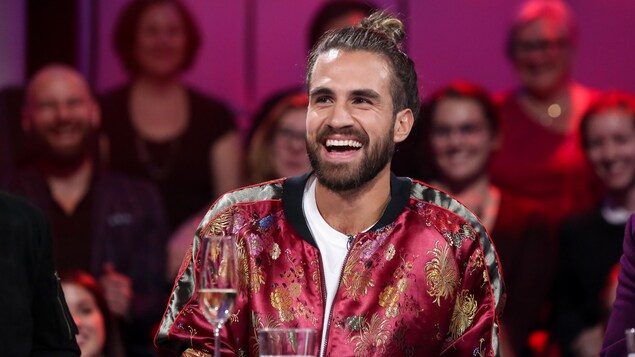 L'homme sur le plateau de l'émission « Tout le monde en parle ».
