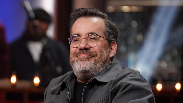 Jean-Sébastien Girard souriant sur le plateau de l'émission Bonsoir bonsoir.