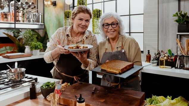 Marina Orsini et Josée Robitaille posent en cuisine avec un végé-pâté aux légumes racines.