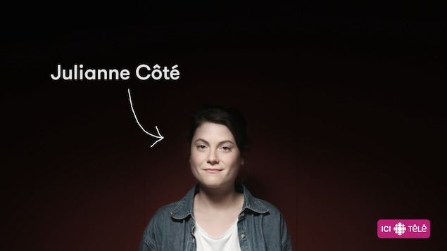 Un portrait de Julianne Côté, sur fond rouge