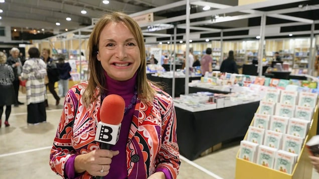 Anne-Marie Parenteau animant l'épisode du 10 octobre 2026 de La billetterie Acadie au Salon du livre de la Péninsule acadienne.
