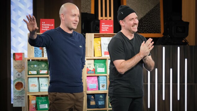 Deux hommes présentent leur entreprise. 