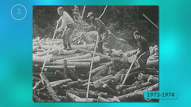 En équilibre sur les billots, les draveurs se servaient d’une longue pique pour diriger le bois et briser les embâcles.