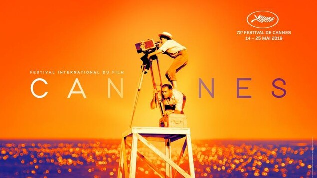 Sur fond orange, une femme sur le dos d'un homme vise à travers sa caméra.