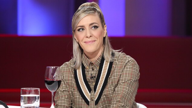 Laurence Nerbonne porte une chemise et un chandail à carreaux.