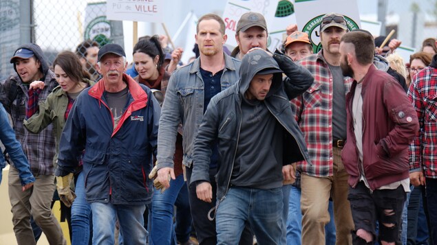 Le groupe de manifestants marche avec des pancartes. Le groupe de manifestants marche avec des pancartes.