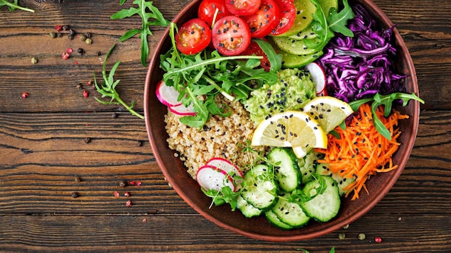 Un bol de salade prête à manger comprenant quinoa et légumes.