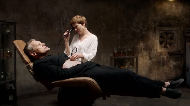 Une femme (Léa Seydoux) échographie le ventre d'un homme allongé (Viggo Mortensen).