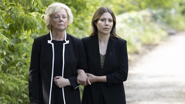 Lorraine (Anie Pascal) et Élise (Magalie Lépine-Blondeau) marchent sur un sentier d'un endroit boisée.