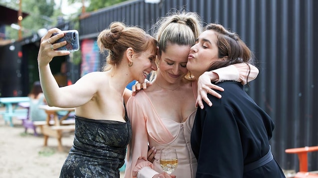 Trois jeunes filles (Léane Labrèche-Dor, Catherine Chabot et Mariana Mazza) se collent en faisant un selfie.