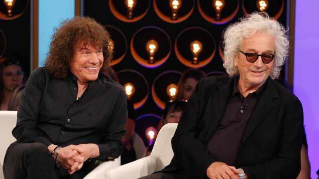 Les deux artistes ricanent sur le plateau de l'émission Les échangistes. Les deux artistes ricanent sur le plateau de l'émission Les échangistes.